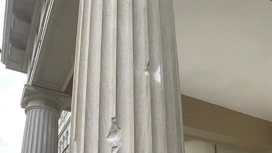 Fotografía tomada del Twitter del ministerio de Relaciones Exteriores de Cuba que muestra los daños causados por un ataque armado contra la sede de la Embajada de Cuba, en la madrugada de hoy, en Washington (DC, EE.UU)