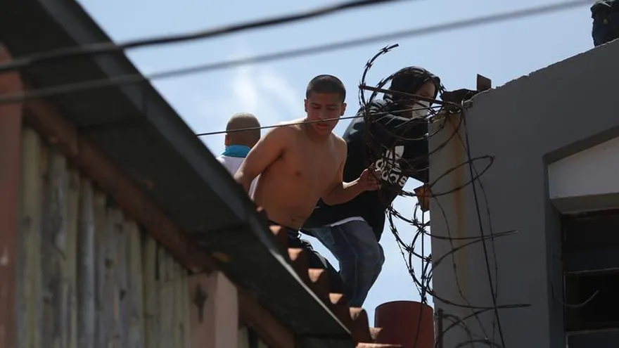 Imagen de archivo de reclusos en los techos de las residencias alrededor de un correccional para menores protagonizan un motín en Ciudad de Guatemala (Guatemala).