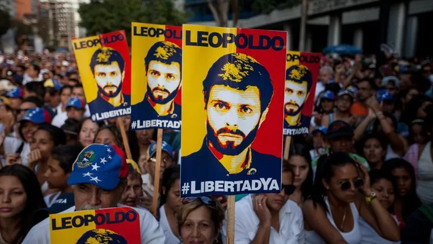 Manifestantes sostienen carteles con la imagen del líder opositor venezolano Leopoldo López durante una marcha denominada "Un grito por la libertad" el 20 de febrero de 2016, en Caracas (Venezuela).