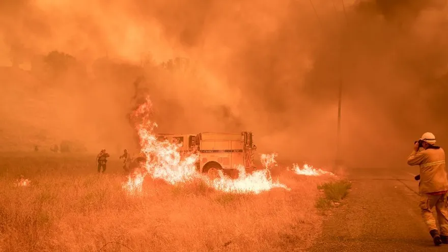 Foto tomada el 1 de julio  de 2018 muestra a bomberos luchando por controlar las llamas que rodean un camión.