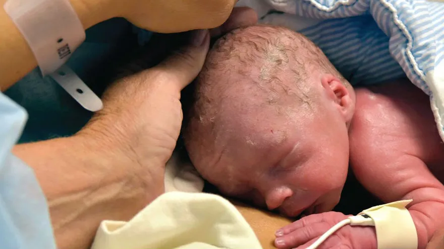 Mujer con matriz trasplantada se convierte en mamá