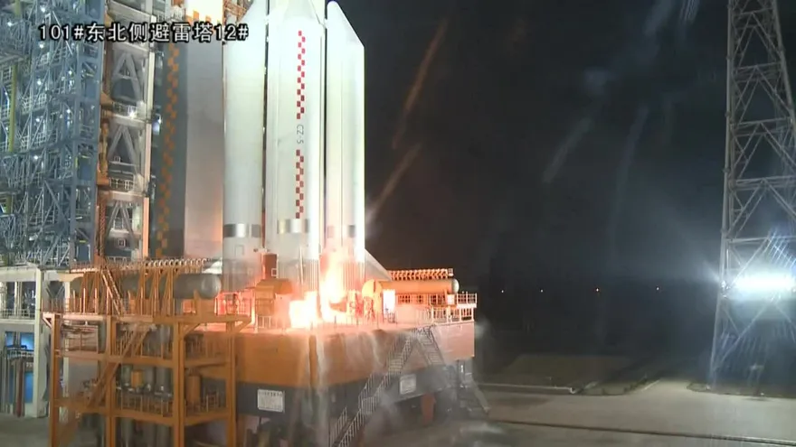China lanza cohete Larga Marcha-5, etapa crucial para misión en Marte