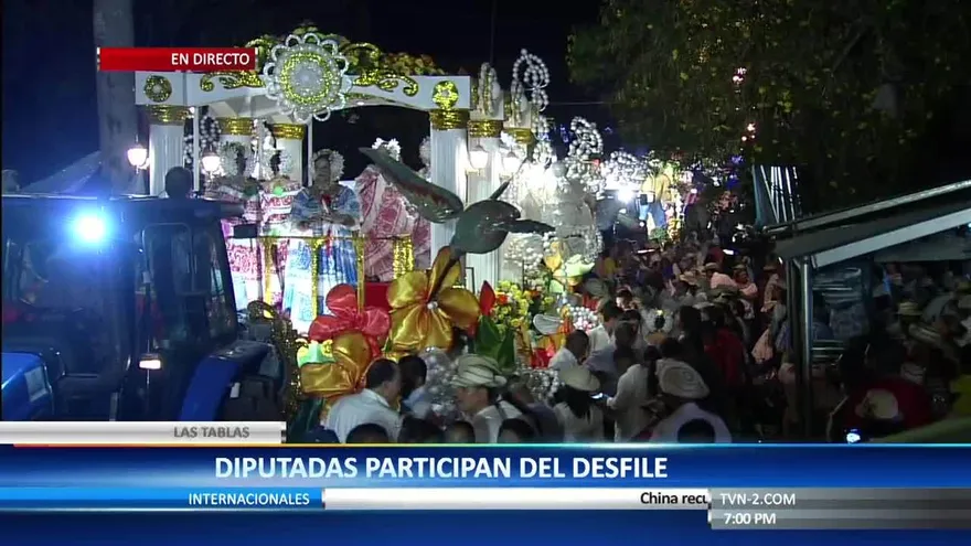 Diputadas se engalanan durante el Desfile de las Mil Polleras