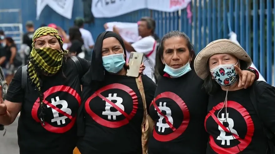 Salvadoreños piden derogar la ley bitcoin en jornada de protesta