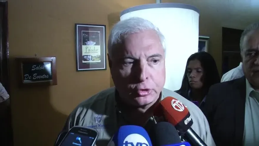 Notificación de la orden de detención contra Ricardo Martinelli