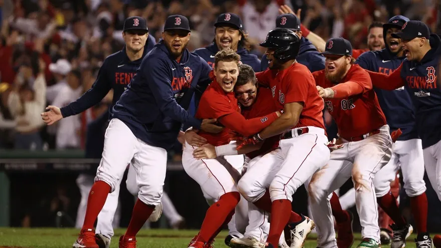 Kike Hernández (c) celebra con sus compañeros tras la victoria de los Medias Rojas sobre los Rays