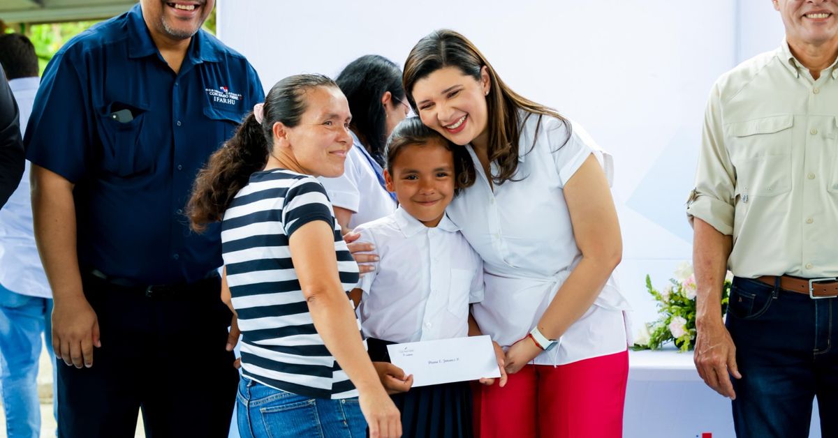 Mitradel entrega 47 becas a niños en riesgo social a través del programa 'Abrazos del Futuro'