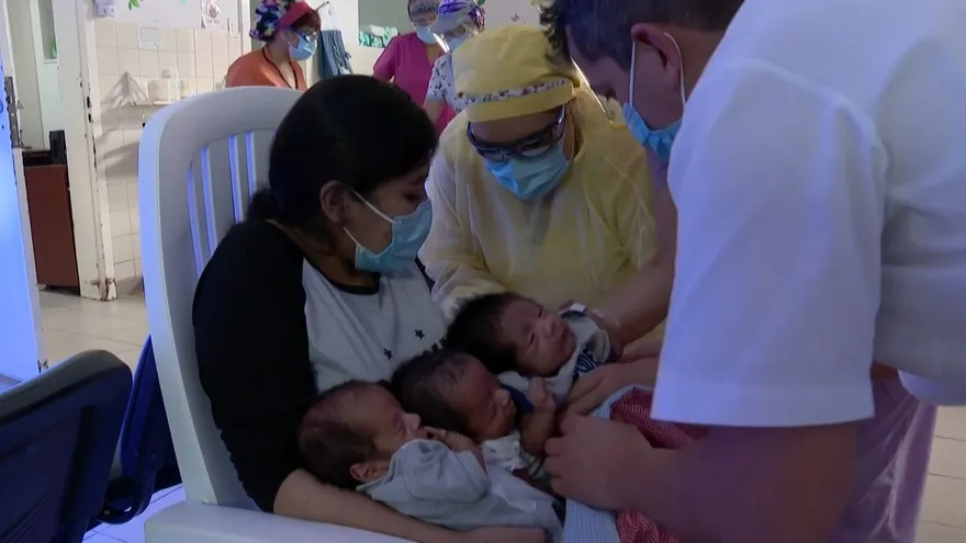 En pandemia, un tapabocas separa a una madre primeriza de sus cuatrillizos