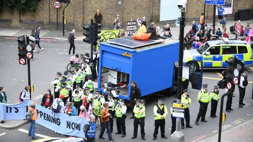 La policía en Londres cerca de los miembros de la agrupación en Londres