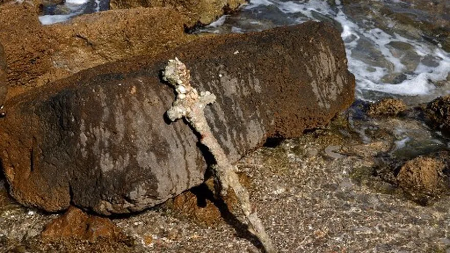 Espada hallada por un buzo cerca de la costa israelí que se cree que tiene 900 años