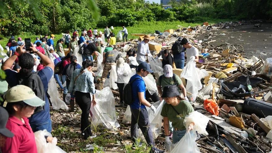 Voluntarios se unen a la gran recolecta de basura en frente a Panamá Viejo, mostrando bolsas de residuos, guantes y la participación activa de las personas.