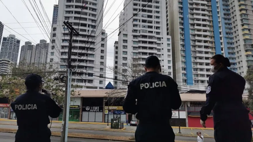 Policía Nacional anima a las personas a quedarse en casa al ritmo de música