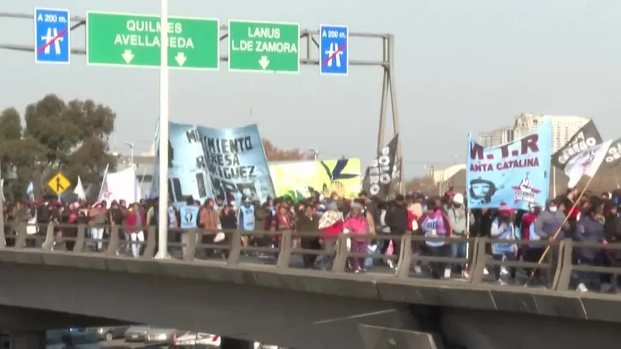 Multitudinaria marcha en Argentina por la falta de asistencia social.