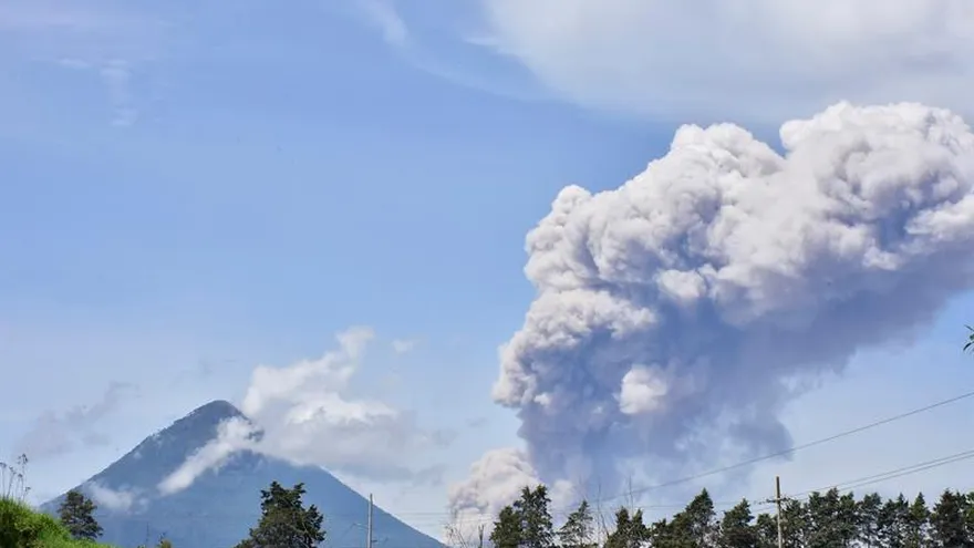 Vista general una fumarola expedida este jueves por el volcán Santiaguito, ubicado en el departamento occidental de Quetzaltenango (Guatemala).