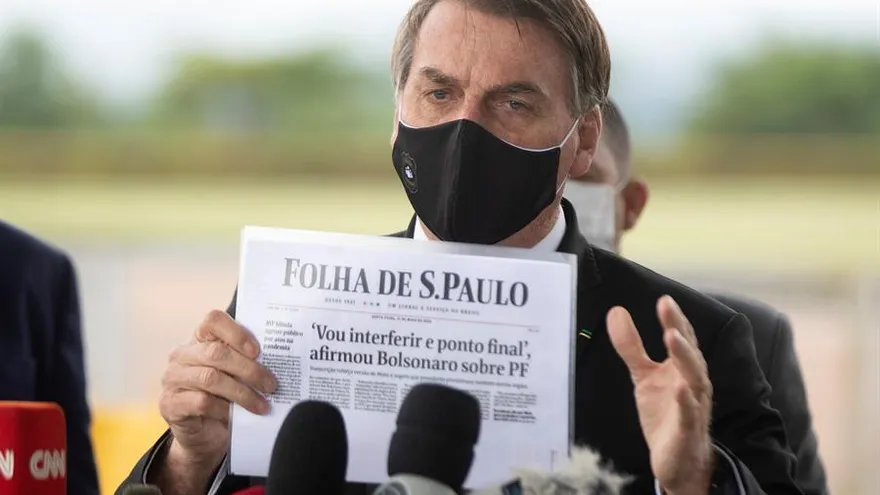 El presidente de Brasil, Jair Bolsonaro, se dirige a la prensa este viernes, en el Palacio do Alvorada, en Brasilia (Brasil).