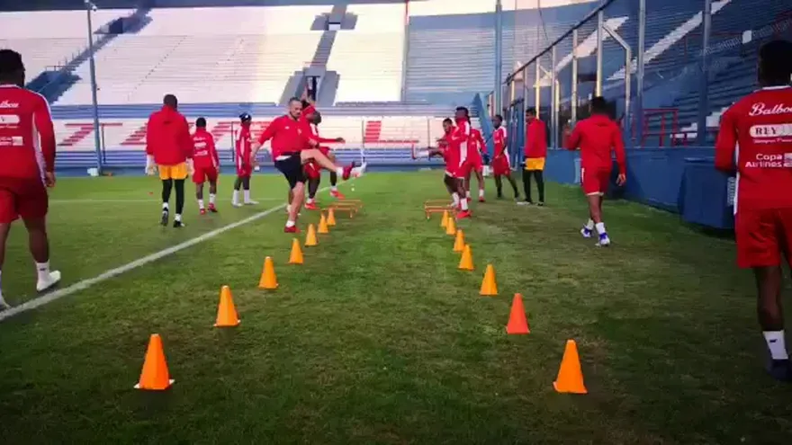 Jugadores de la Sele entrenando en Parque Central, en Montevideo, Uruguay