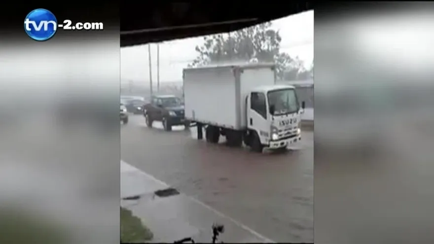 Media hora de lluvia inundó calles de 24 de Diciembre y Tocumen