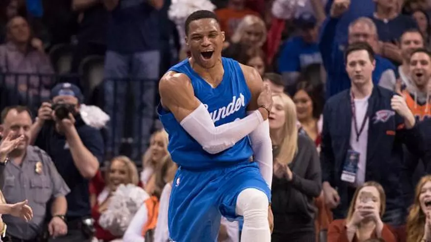 Russell Westbrook celebra durante el juego entre el Thunder y los Timberwoolves