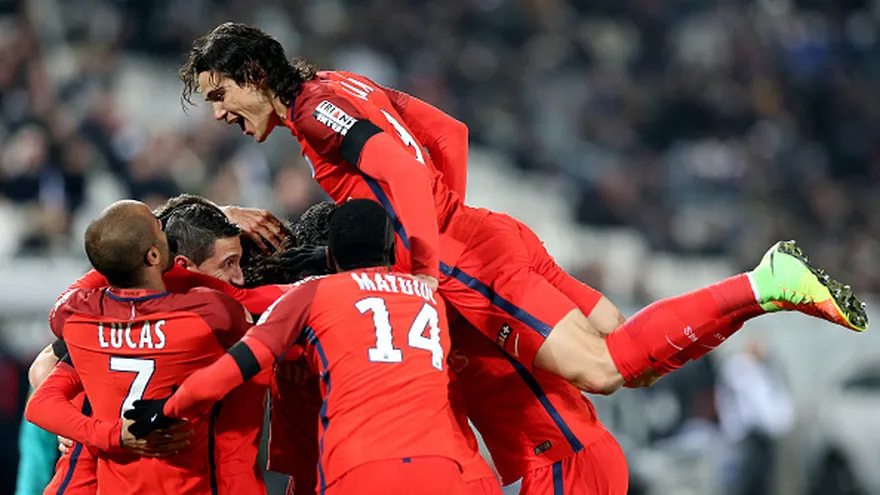 Edinson Cavani y Ángel Di María celebran junto a sus compañeros del PSG