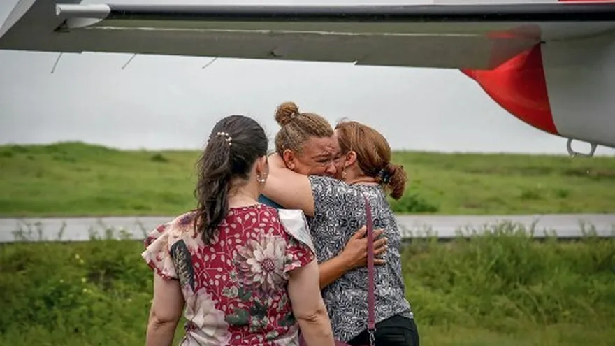 Familiares lloran al conocer la noticia del naufragio