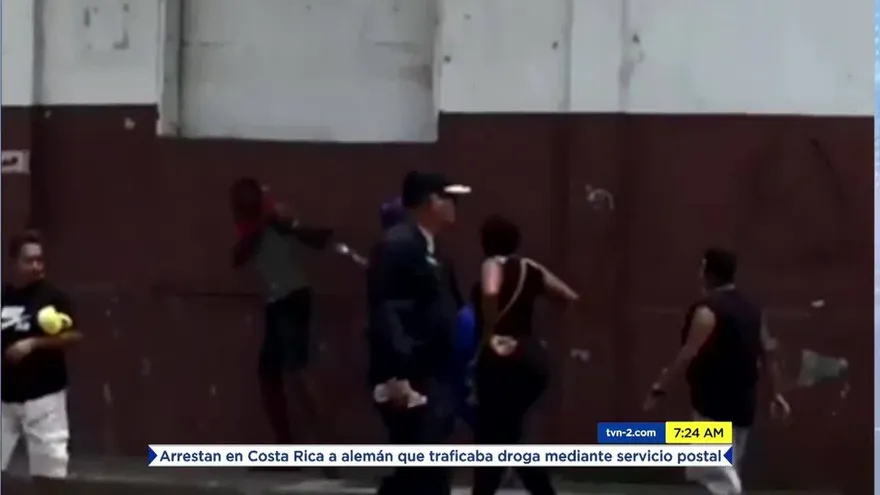 Madre corrige a su hijo en medio de disturbios en Colón