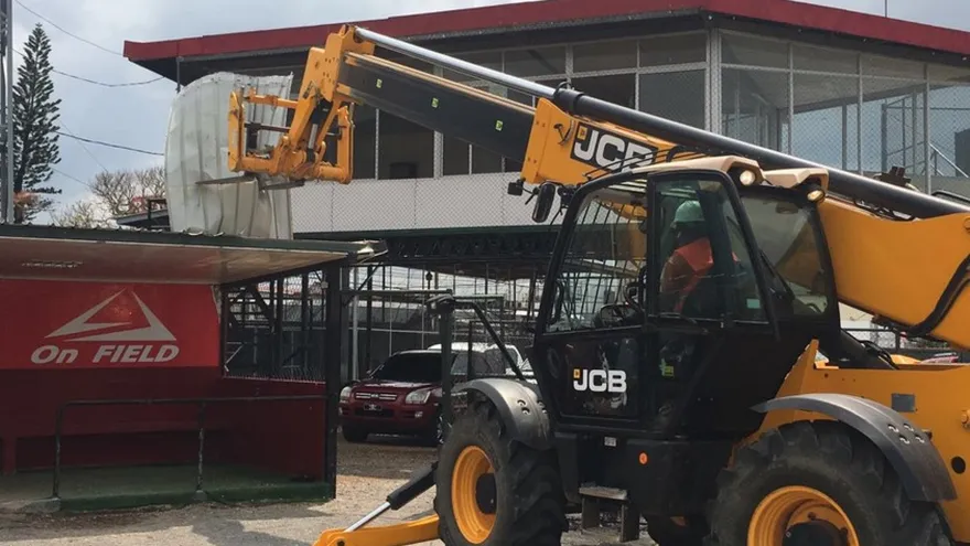 Trabajadores realizan la demolición del estadio Kenny Serracín