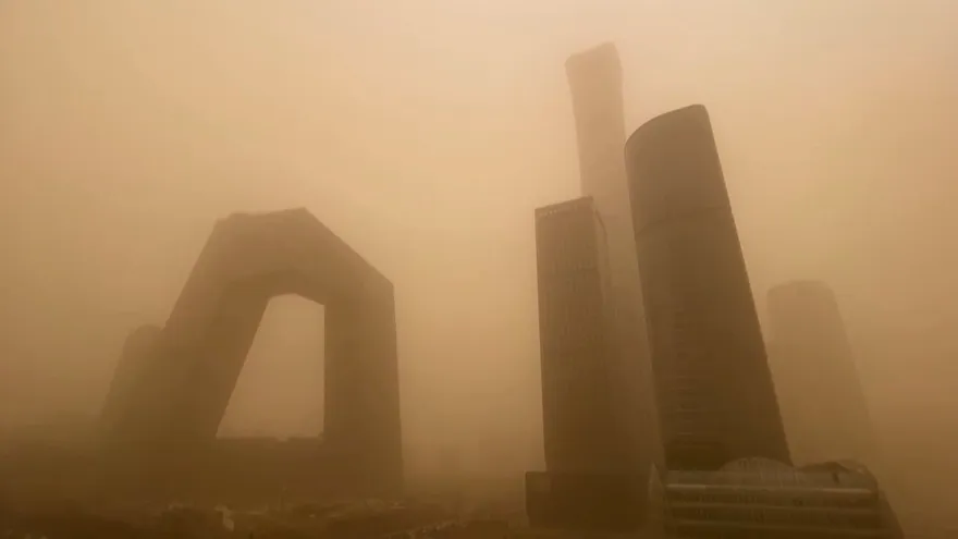 Pekín, sumida en la mayor tormenta de arena de la década