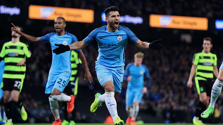 Sergio Agüero celebra uno de los dos goles que le anotó al Huddersfield