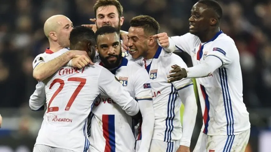 Lyon toma ventaja de dos goles ante la Roma en la ida de octavos de Europa League.