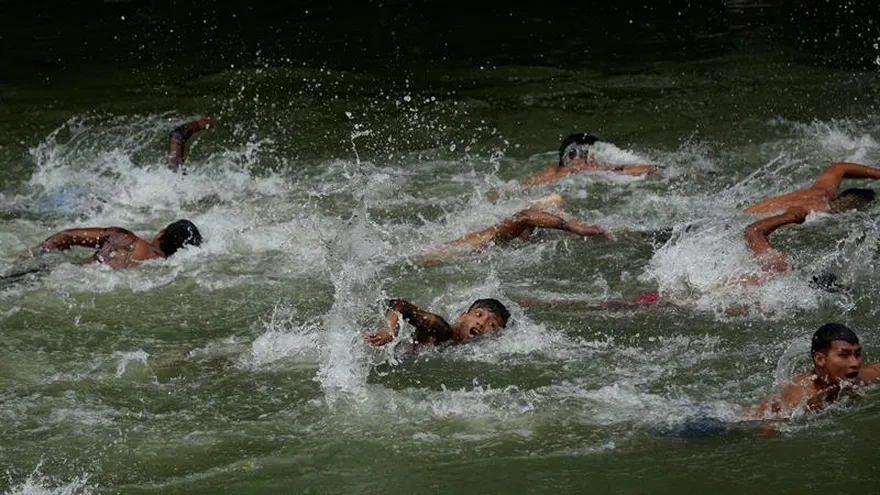 Indígenas fueron registrado este viernes al participar en la disciplina de natación, durante la segunda edición de los Juegos Ancestrales, en la comunidad Ipetí Emberá (Darién, Panamá).
