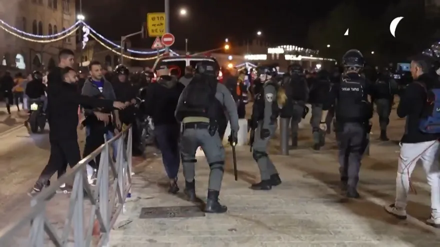 Choques entre palestinos y policías israelíes en las afueras de la Ciudad Vieja de Jerusalén.