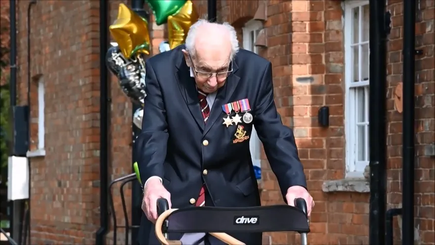 "Capitán Tom", nuevo héroe de los británicos, cumplió cien años