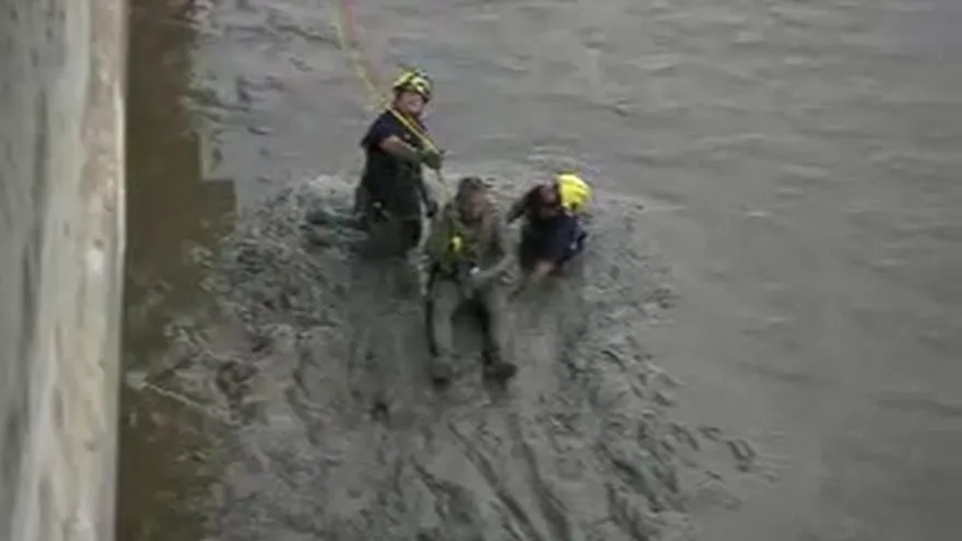 Rescatan a un hombre que cayó tras vuelco en el Corredor Sur