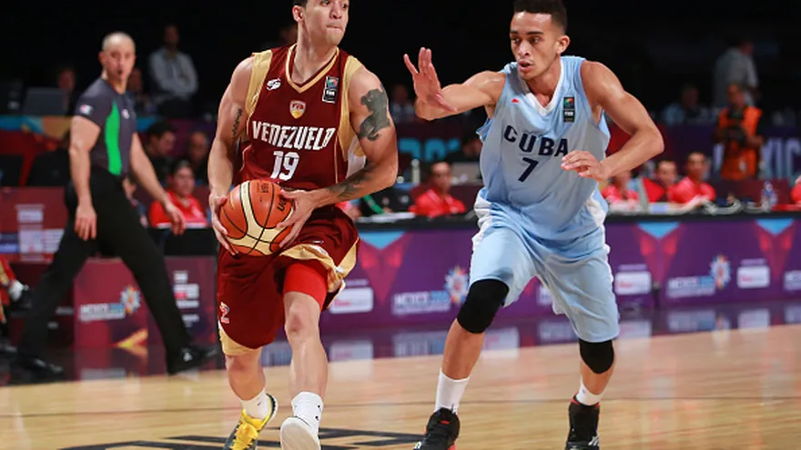 Heissler Guillent (i) recibe la cobertura de Yaser Rodríguez (d)