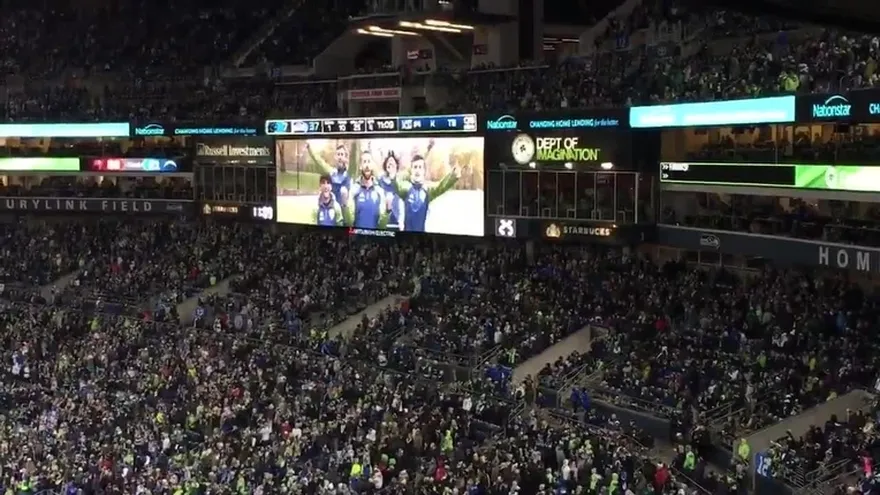 Román Torres y compañeros del Seattle Sounders, en la NFL