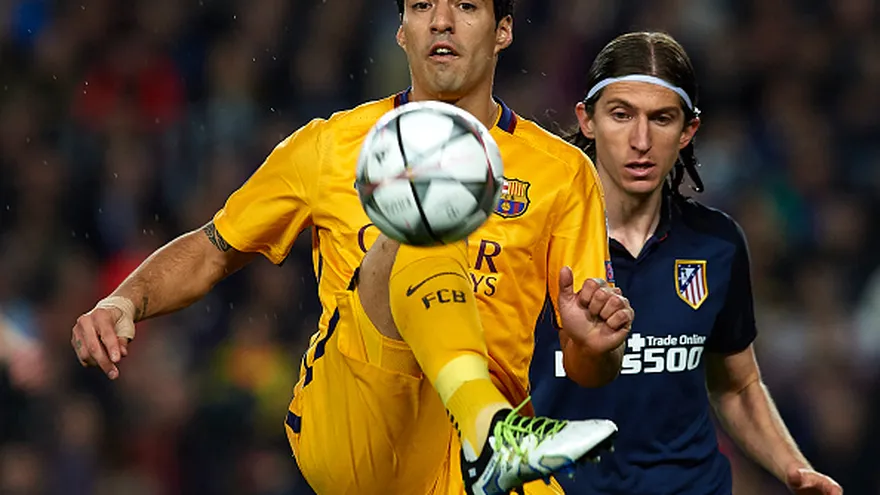 Luis Suárez controla el balón durante el juego entre Barcelona y Atlético de Madrid