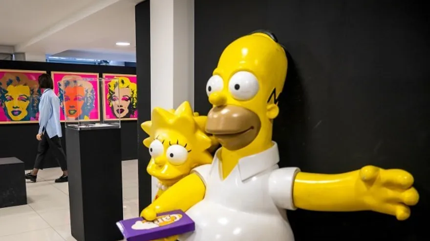 Foto ilustrativa de una figura de Homero y Lisa Simpson