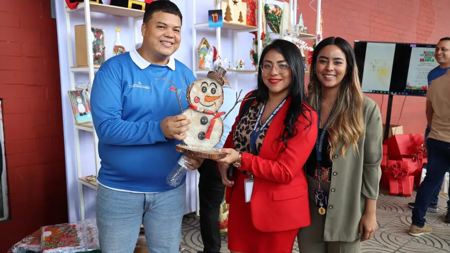Inauguran bazar navideño con trabajos realizados por privados de libertad