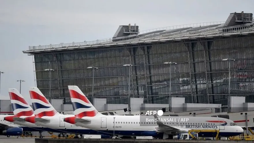 Aviones de British Airways en tierra permanecen en la pista de la Terminal 5 del aeropuerto de Heathrow, en el oeste de Londres, el 9 de septiembre de 2019. Los principales aeropuertos europeos, incluidos Bruselas, Berlín y Heathrow de Londres, se vieron afectados el 20 de septiembre de 2025 por una "interrupción relacionada con la ciberseguridad" que afectó a los sistemas de facturación y entrega de equipaje y causó retrasos, dijo a la AFP el proveedor de servicios aeroportuarios Collins Aerospace.