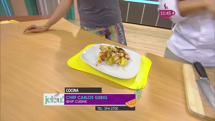 Brochetas de pollo y puré de plátano