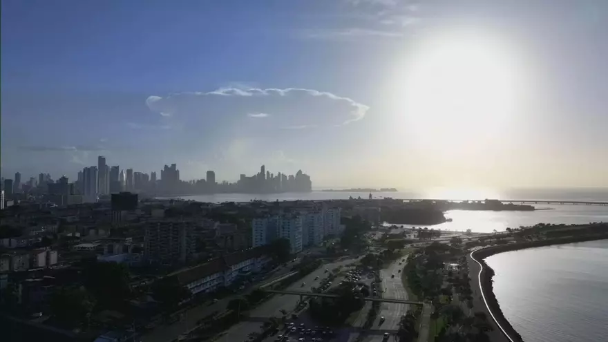 Amanecer soleado en la ciudad de Panamá.