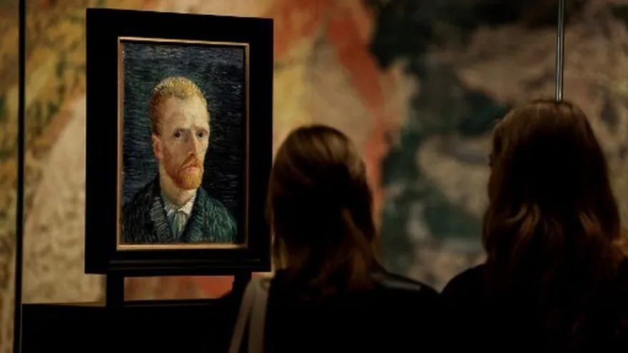 Visitantes del museo observan la obra de Van Gogh