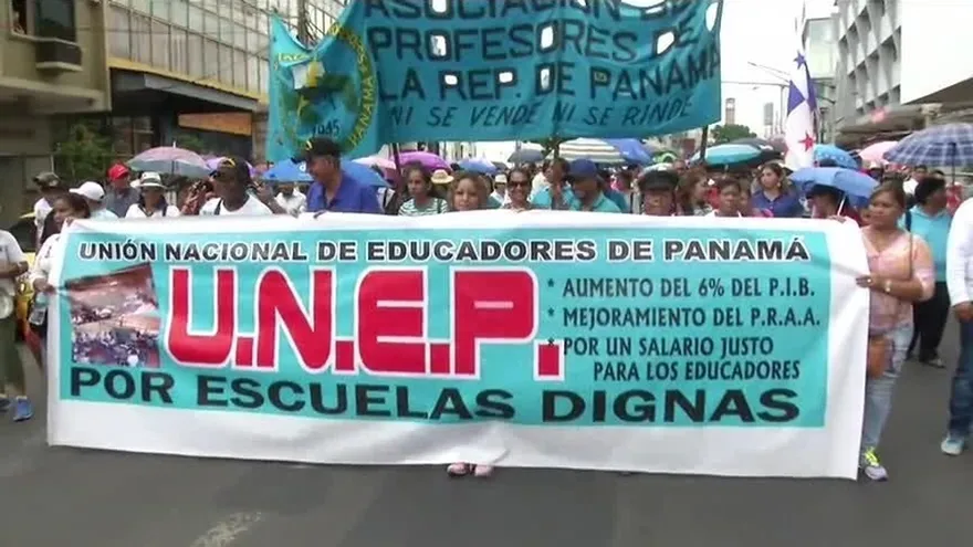 Docentes marchan tras declarar huelga indefinida