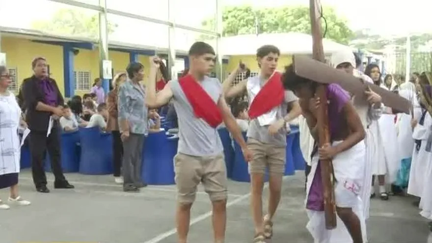 Estudiantes realizan viacrucis en el Colegio Santa María La Antigua