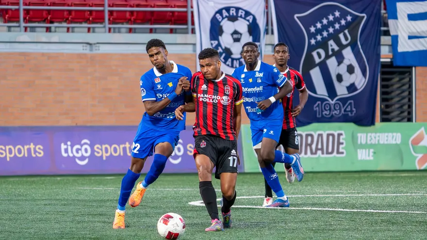 Acción del partido entre Sporting San Miguelito y el Deportivo Árabe Unido