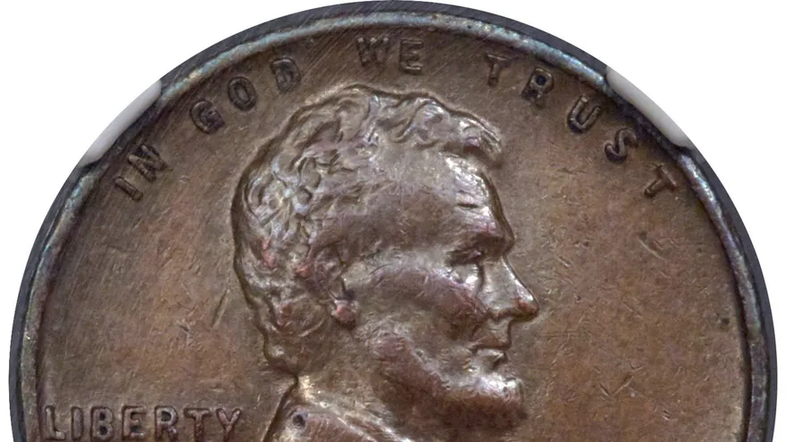 Fotografía cedida por Heritage Auctions donde se observa la cara de un raro centavo con la efigie de Abraham Lincoln que fue acuñado en cobre por error en 1943