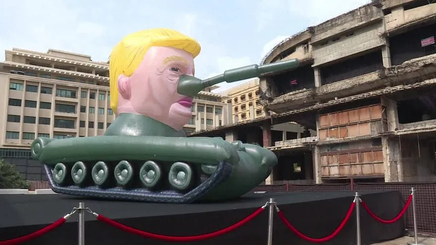 Un Trump con forma de tanque inflable en Beirut