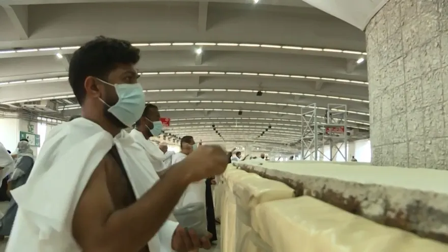 Los fieles lapidan a Satán en el último día de la peregrinación a La Meca