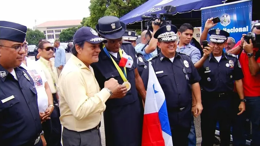 Bylon recibe homenaje en sede policial de Anc