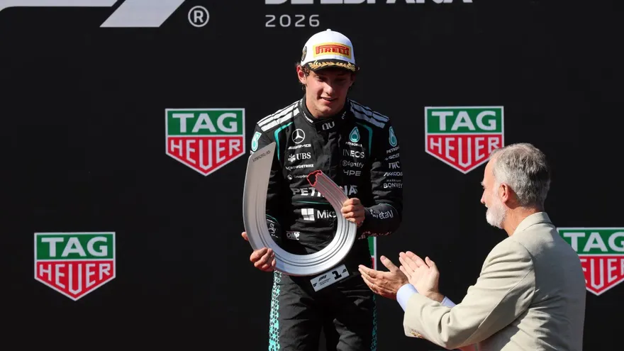 Kimi Antonelli recibe el trofeo del Gran Premio de España de las manos del rey Felipe VI